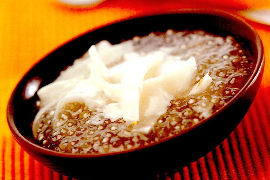 Sweet Tapioca Pearls and Young Coconut Flesh with Coconut Cream